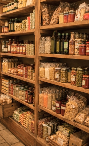 Estanterías con conservas, legumbres y productos básicos de alimentación en La Despensa de Pepita