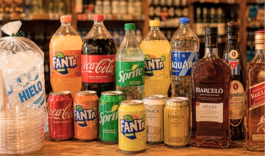 Refrescos, bebidas alcohólicas y vasos para reuniones y celebraciones en Salteras