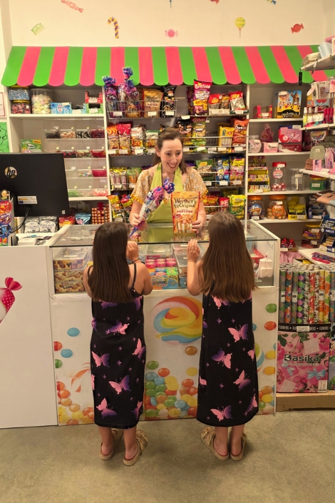 Familia comprando chucherías y productos en La Despensa de Pepita en Salteras