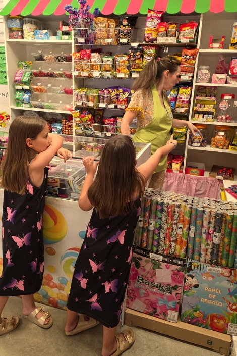 Trabajadora preparando bolsas de chucherías y dulces para celebraciones y cumpleaños en La Despensa de Pepita