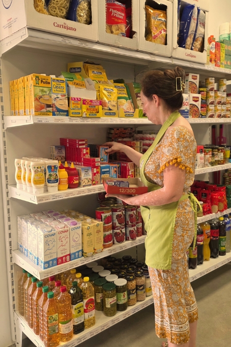 Empleado organizando productos y bebidas en estanterías de La Despensa de Pepita