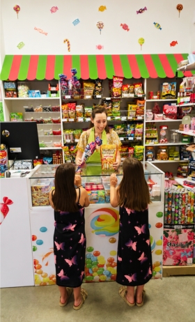 Trabajadora organizando productos de alimentación en La Despensa de Pepita