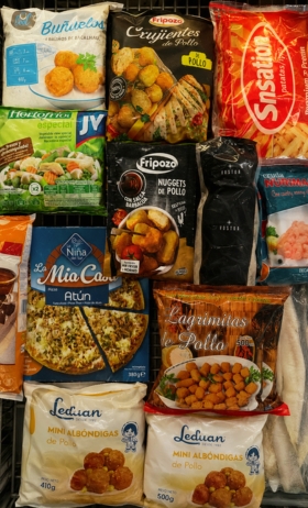 Shelves with canned goods, pulses, and basic food products at La Despensa de Pepita